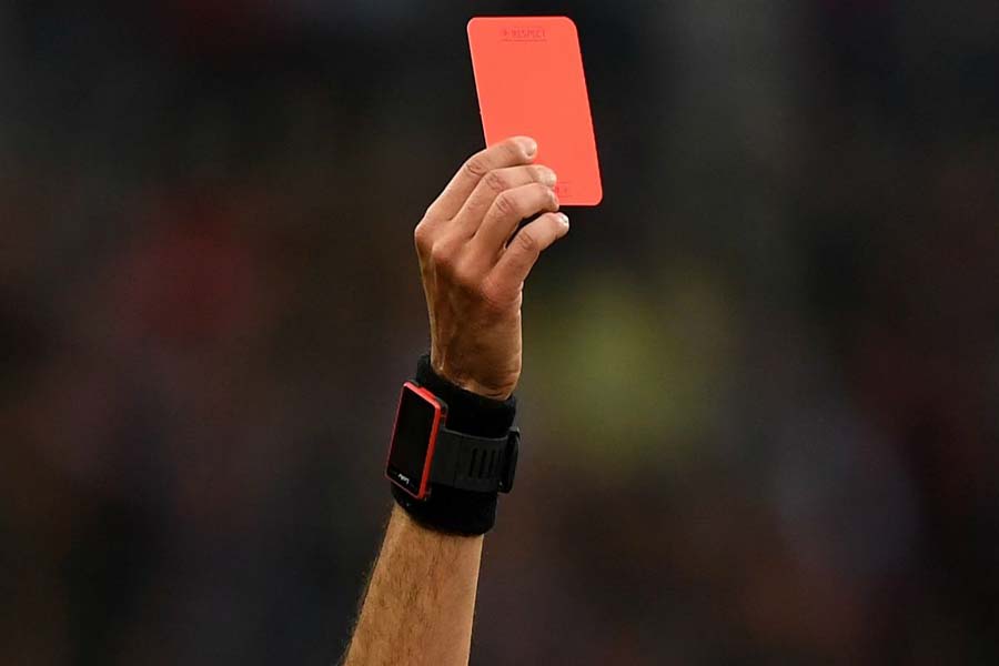 Thẻ đỏ là gì. Ý nghĩa và luật về thẻ đỏ trong bóng đá mới nhất